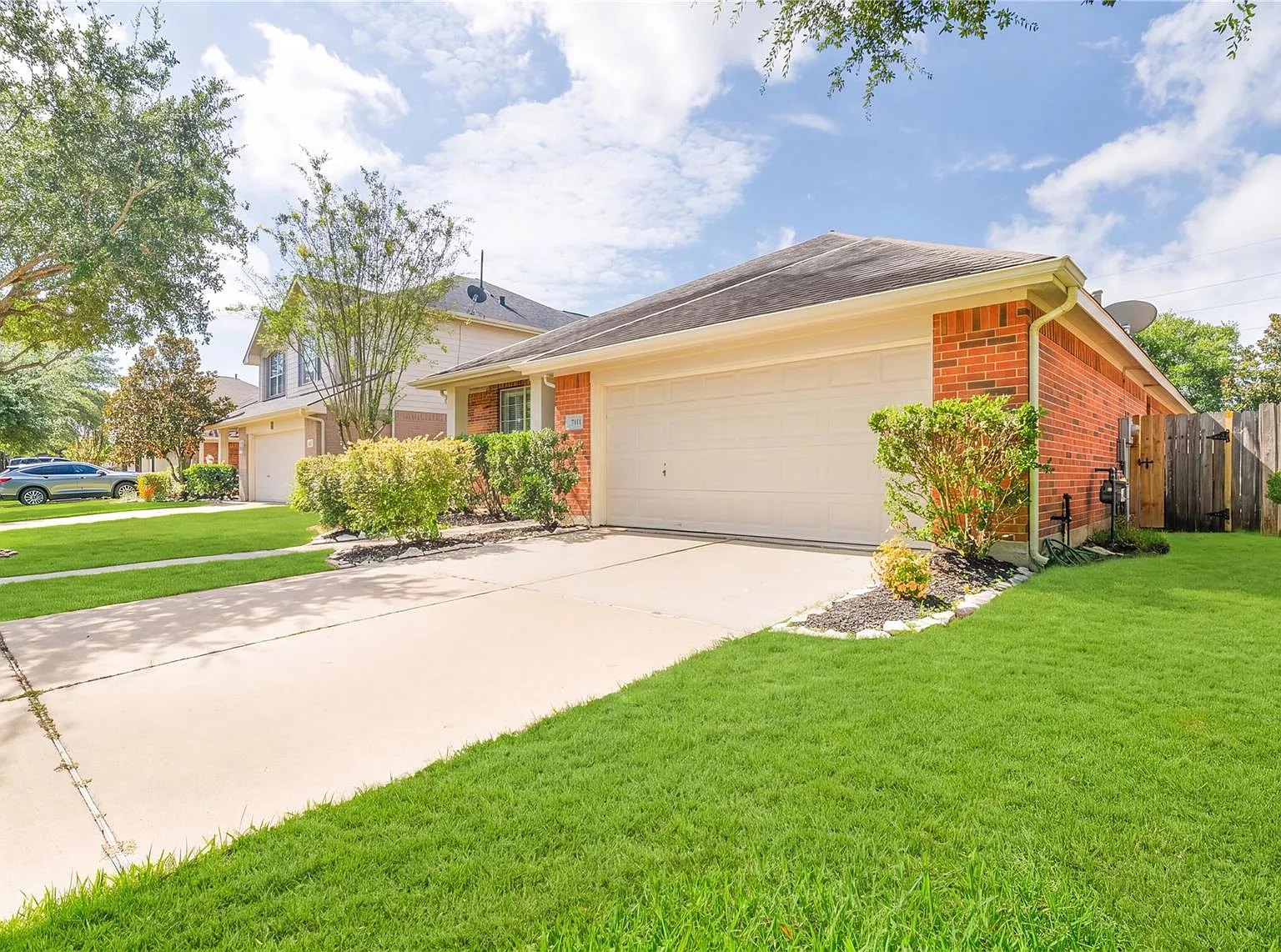 3 bed, 2.0 bath, 1852 sqft, $2,350 — Photo 2