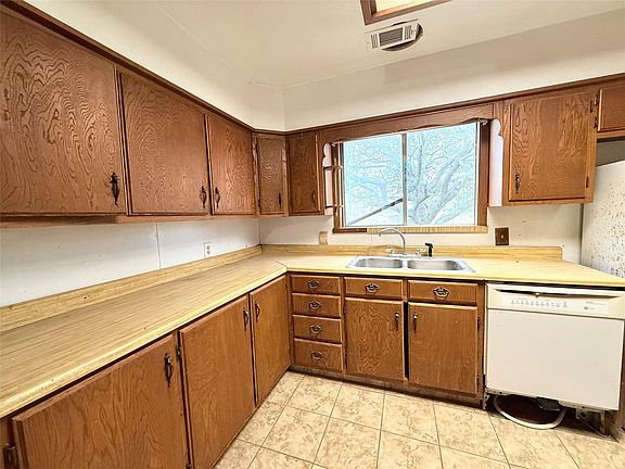4th image of 2806 Pearl St