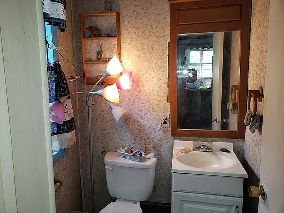 3rd image of 42 Woodhaven Dr