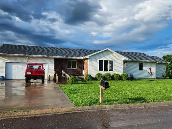 915 Pryor St, Iola, KS 66749