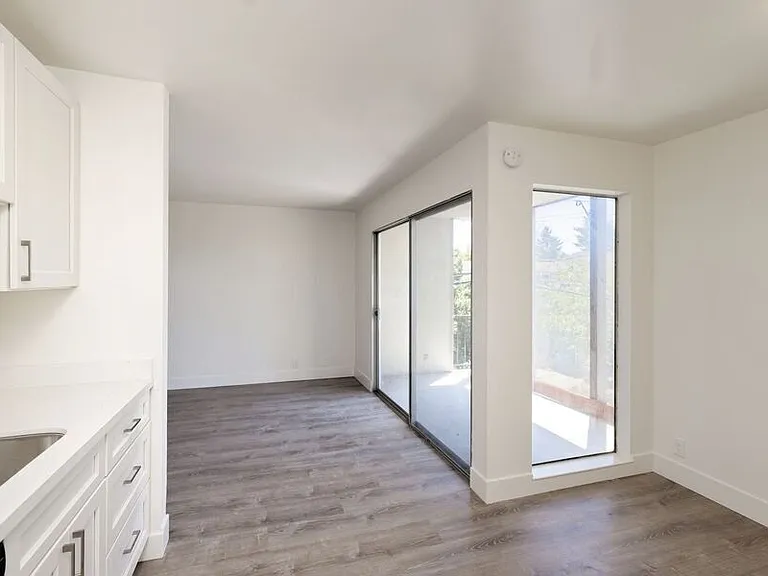 2221 Parker St — Photo 11