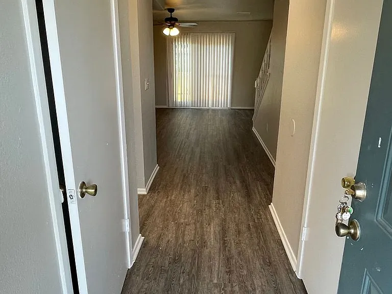 802 W Collins St — Photo 2