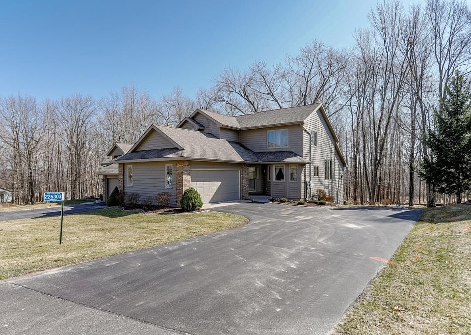 1st image of 226303 KINGBIRD AVENUE