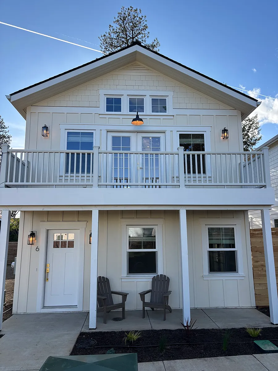 Cottage #6 - 480 SE Reed Market Rd #6