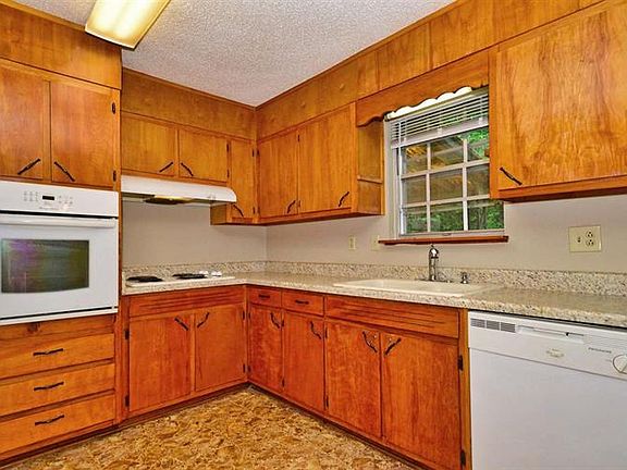 4th image of 408 Cumberland Dr SE