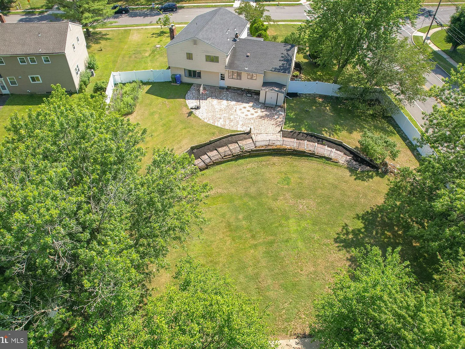 5 bed, 3.5 bath, 2680 sqft, $4,200 — Photo 2