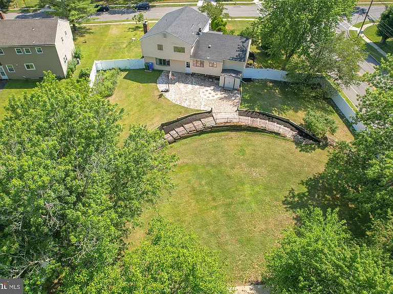 701 Crestbrook Ave — Photo 2