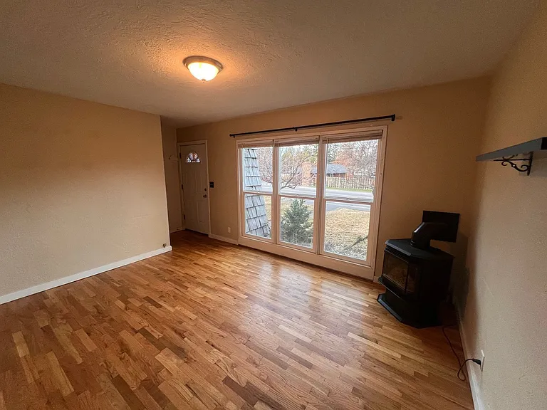 913 NE Franklin Ave — Photo 1