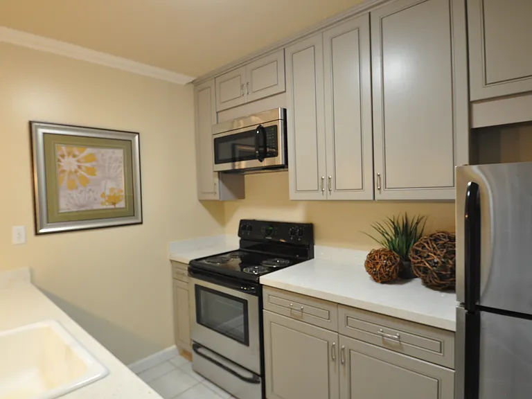 Oak Park Manor — Photo 33