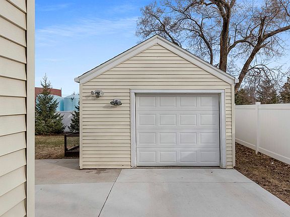 4th image of 130 E Pine St