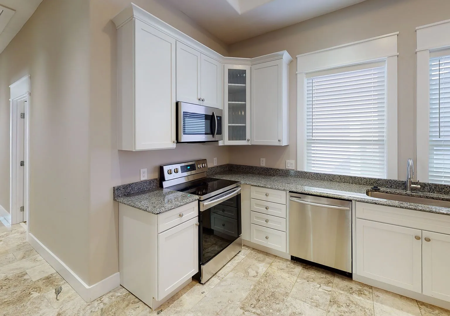 Waitlist for Aug2027Jul2028 Now Open! |4BR/2BA Fort Sanders Rental | Off-Campus Housing Near UTK — Photo 4