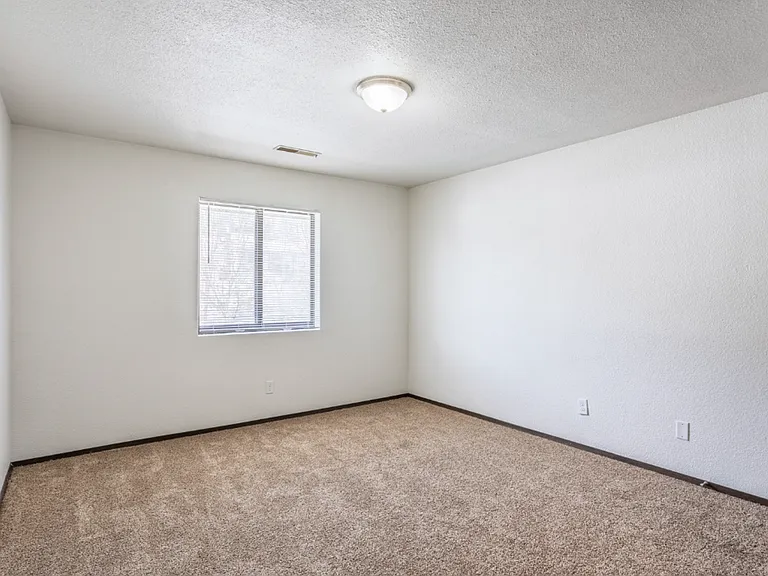 811-860 Hawkeye Dr — Photo 5