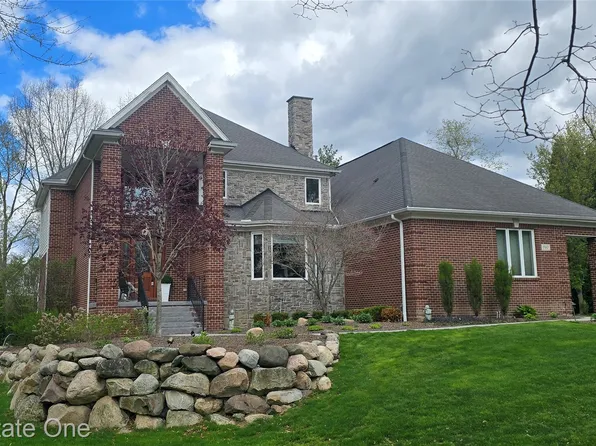 960 Hill Hollow Ln, Milford, MI 48381