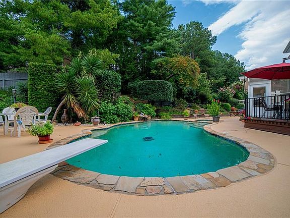 4th image of 135 Sandridge Ct