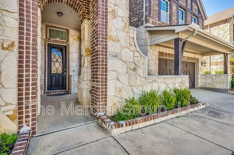 5 bed, 3.5 bath, 4259 sqft, $3,999 — Photo 3