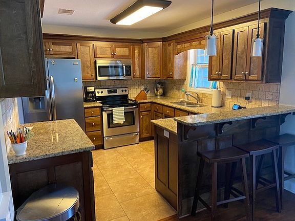 3rd image of 918 Sugarberry Dr