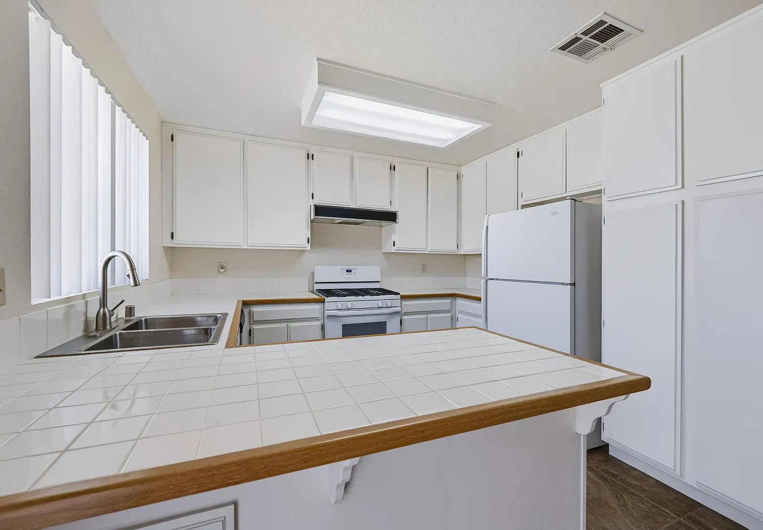4 bed, 2.0 bath, 1417 sqft, $2,800 — Photo 2