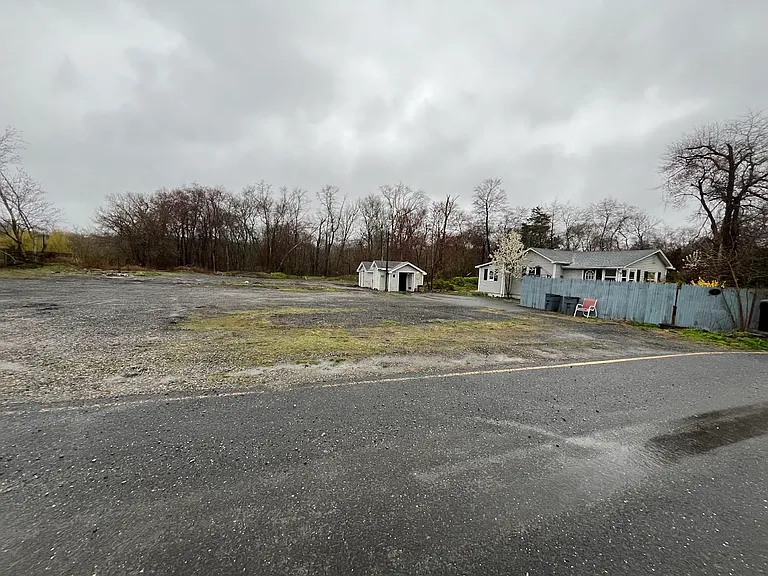 647 N County Line Rd — Photo 6