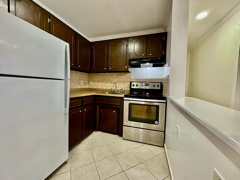 637 Cove Rd #C13 — Photo 3