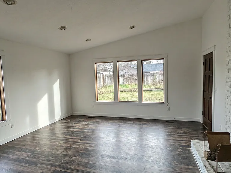 725 W Division Ave — Photo 5