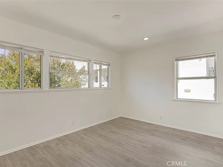 14916 Wyandotte St — Photo 17