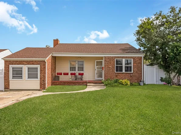 19 Rainbow Lane, Lindenhurst, NY 11757