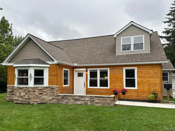 19925 Eastwood Dr, Harper Woods, MI 48225