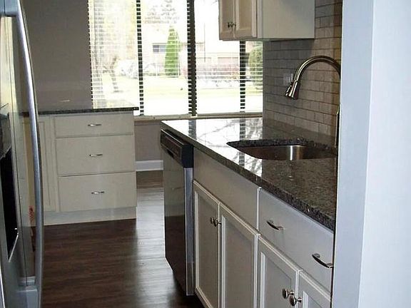 3rd image of 524 Yosemite Ct