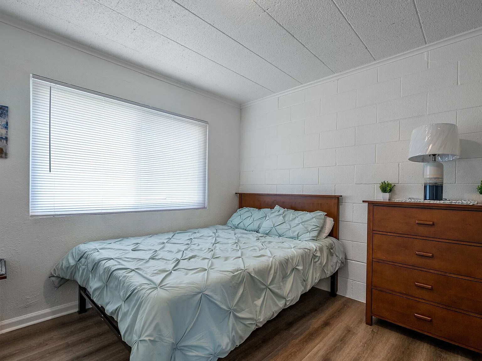3 bed, 895 sqft, $1,384 — Photo 4
