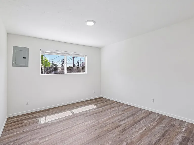 Midland Apartments — Photo 27