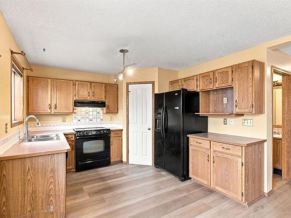 4th image of 219 Coral Springs Cir W
