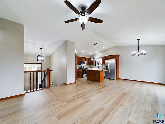 3rd image of 1006 Honeysuckle Dr