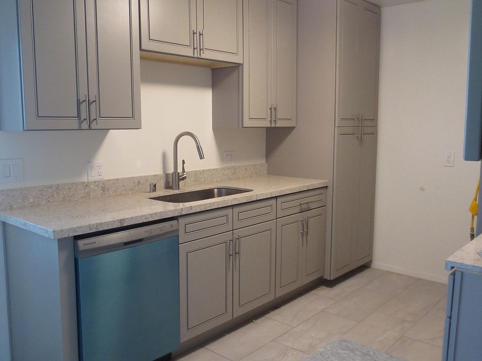 1st image of 284 S Oak St