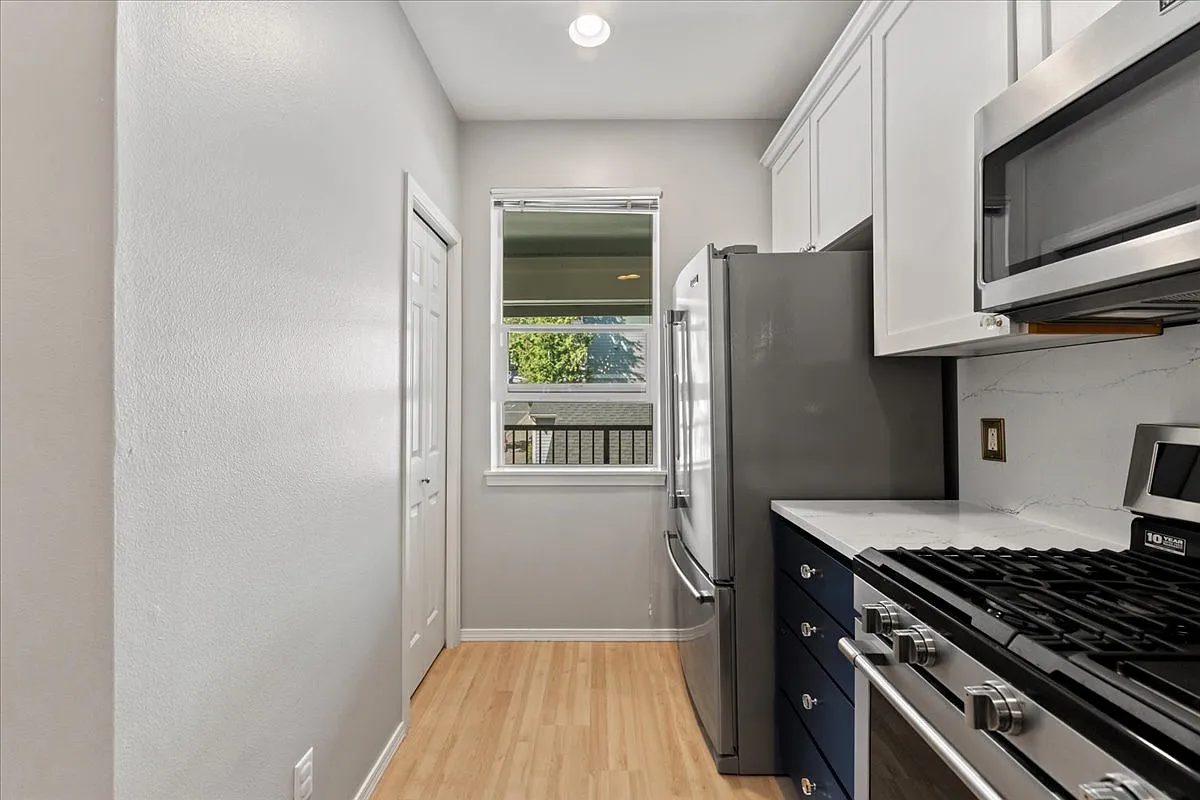 3-Bed/2.5 Bath Townhome - Rent includes water/sewer/trash utilities! — Photo 4