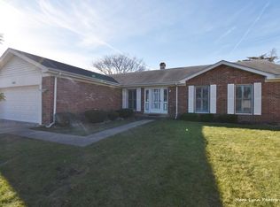 1042 N Carlyle Ln, Arlington Heights, IL