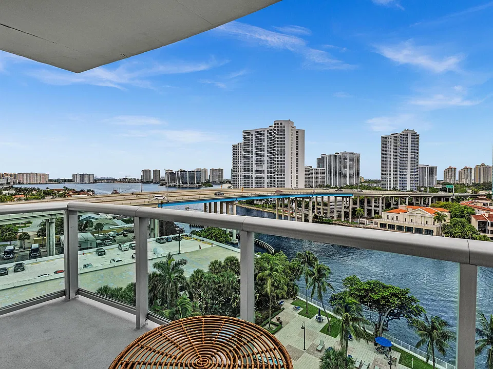 19390 Collins Ave #1007