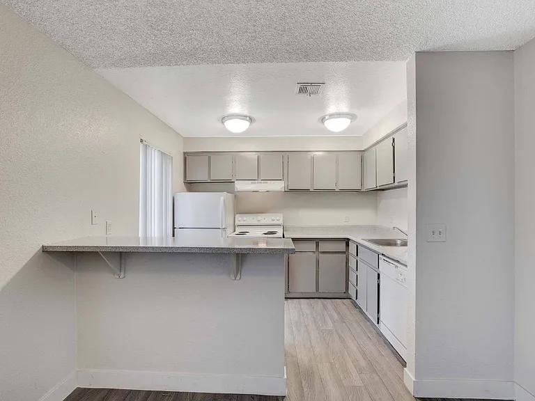Sundance Village Apts — Photo 69