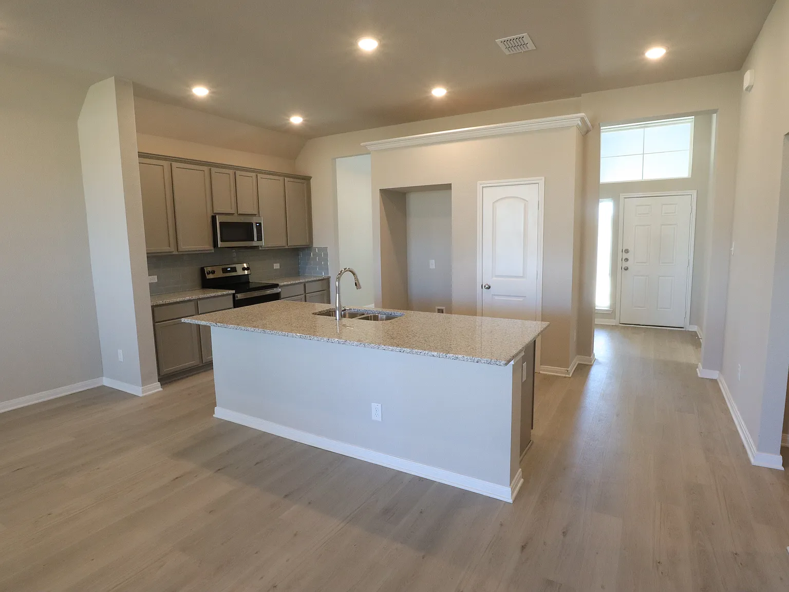 3 bed, 1613 sqft, $2,300 — Photo 2