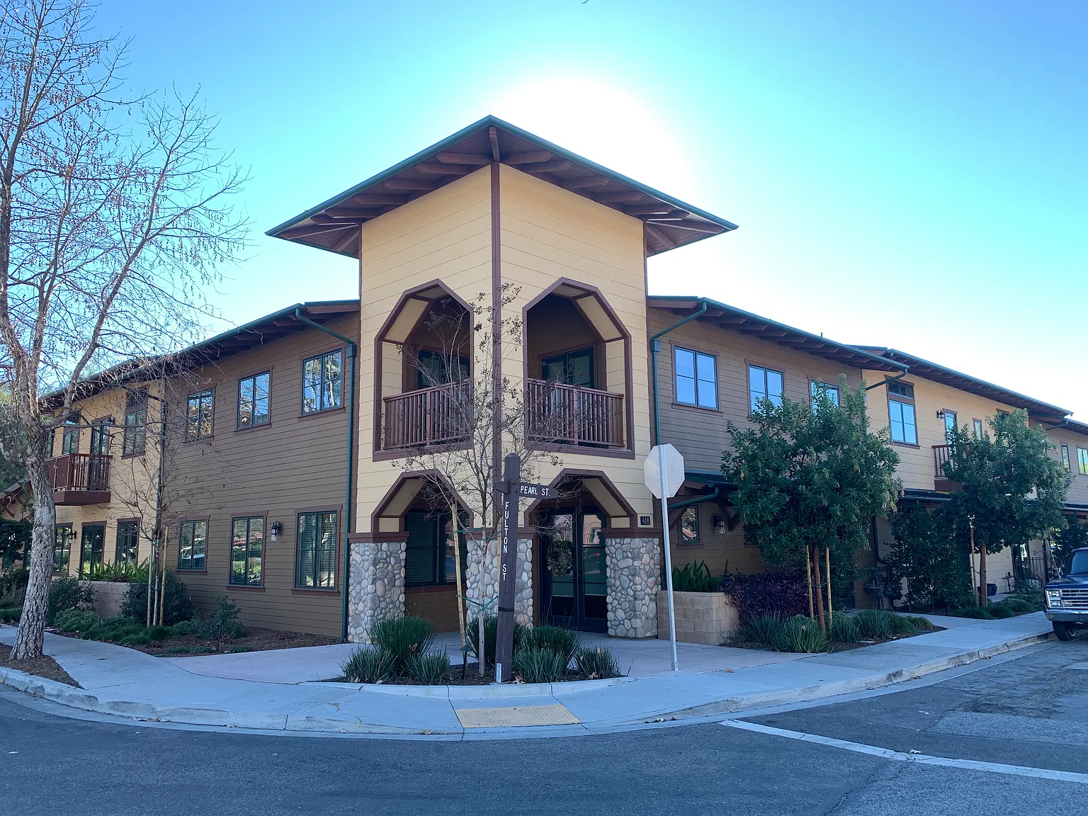 3 bed, 2.5 bath, 3721 sqft, $6,500 — Photo 1