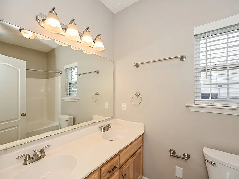 1903 Champlain Dr — Photo 10