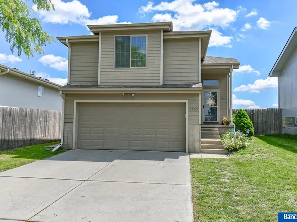 1710 SW Lacey Ln, Lincoln, NE 68522