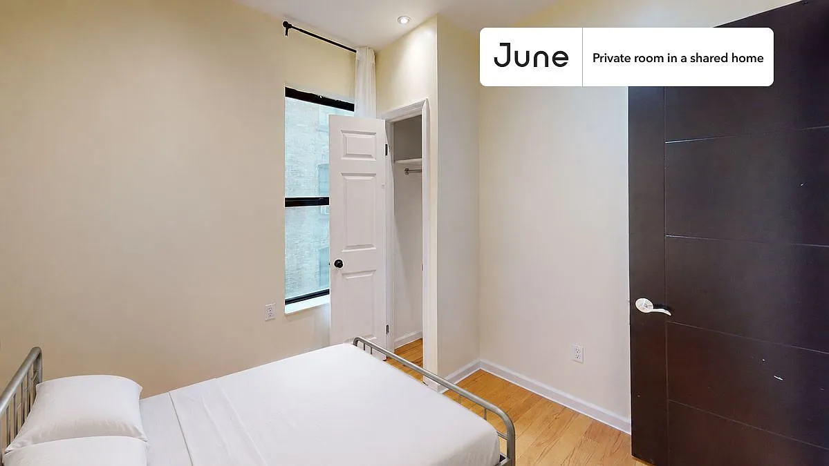Queen bedroom in 6 bed/3 bath home in Upper West Side #1796 F — Photo 1