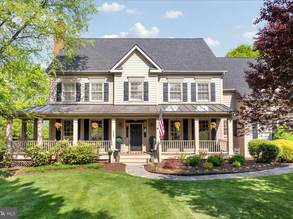 18290 Turnberry Dr, Round Hill, VA 20141