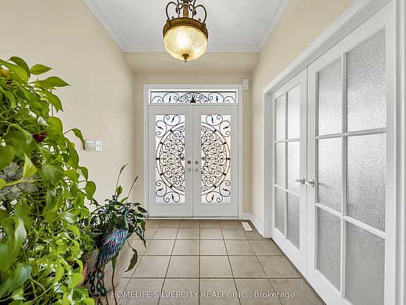 5th image of 70 Appleaire Cres