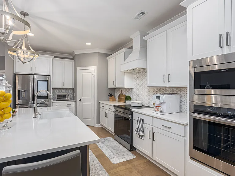 7444 Flatbush Dr — Photo 3