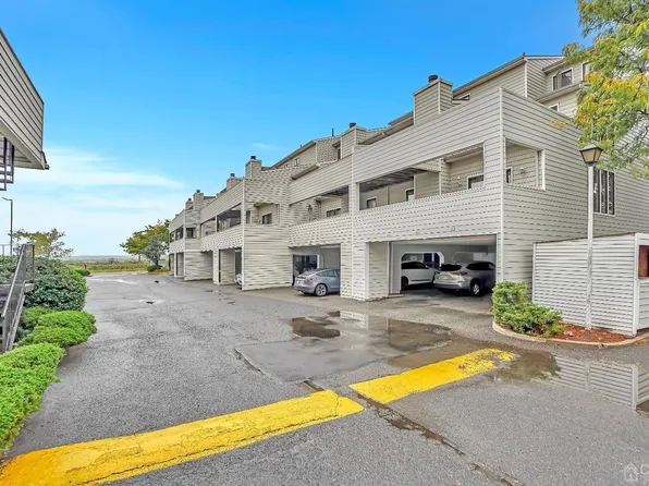 770 Spinnaker Ct, Secaucus, NJ 07094