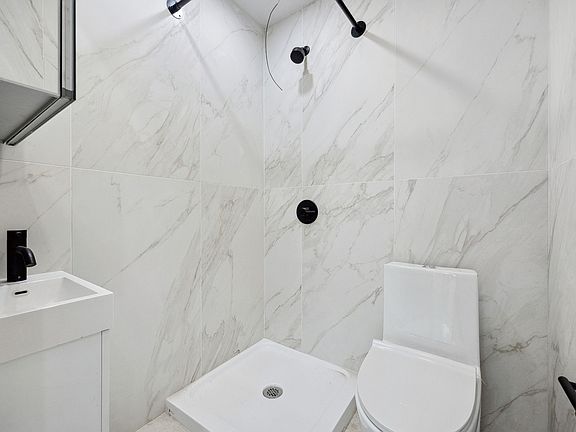 5th image of 585 Park Pl #1RF