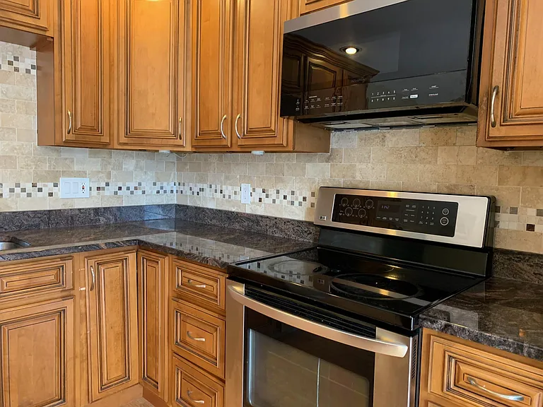 20 Oak St #5A — Photo 2
