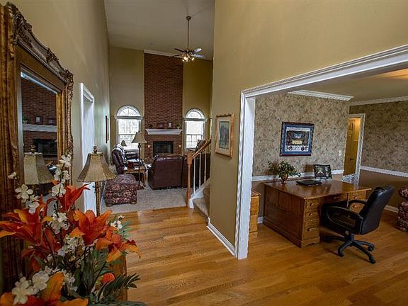 3rd image of 529 Martin Dr