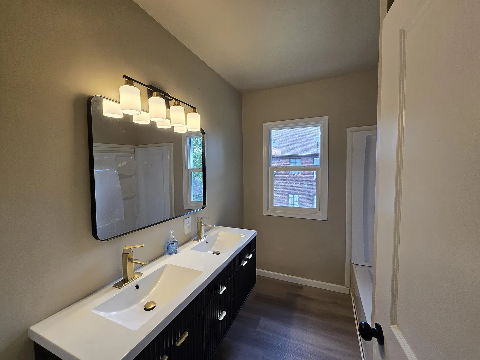 3 bed, 1.0 bath, 3192 sqft, $1,650 — Photo 3
